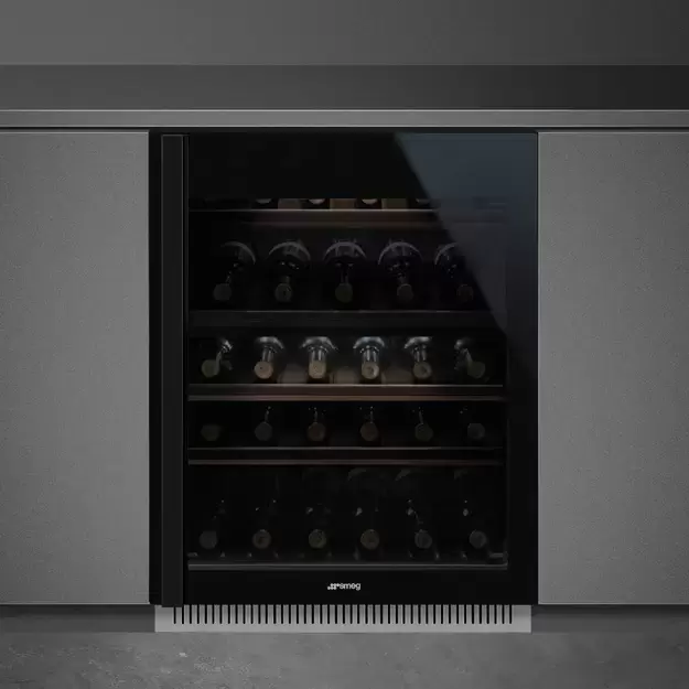 SMEG CVI638LN3 Холодильный шкаф для вина встраиваемый, высота 82 см, петли слева, черное стекло.